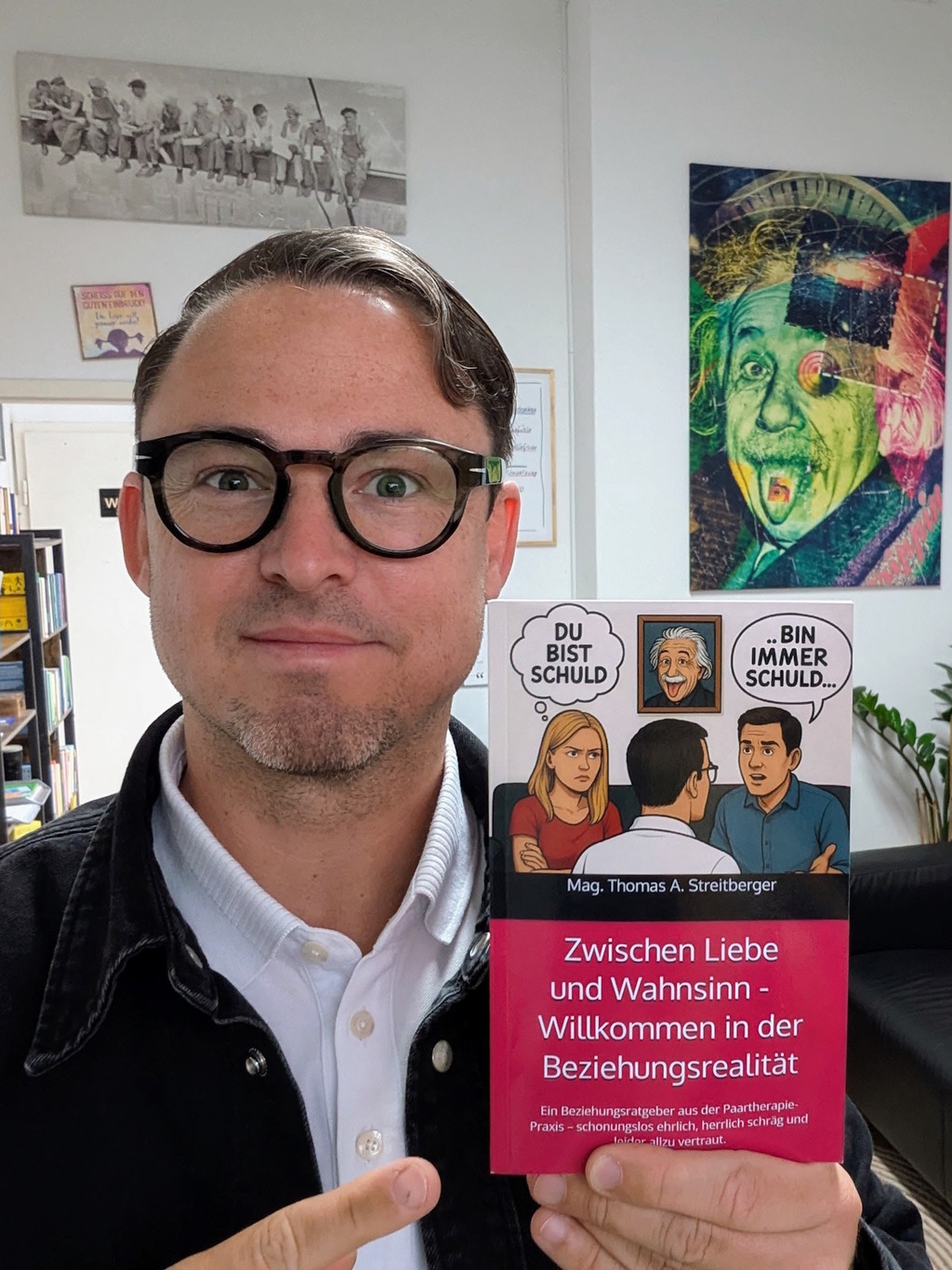 Ein Paar sitzt auf der Couch bei einem Paartherapeuten