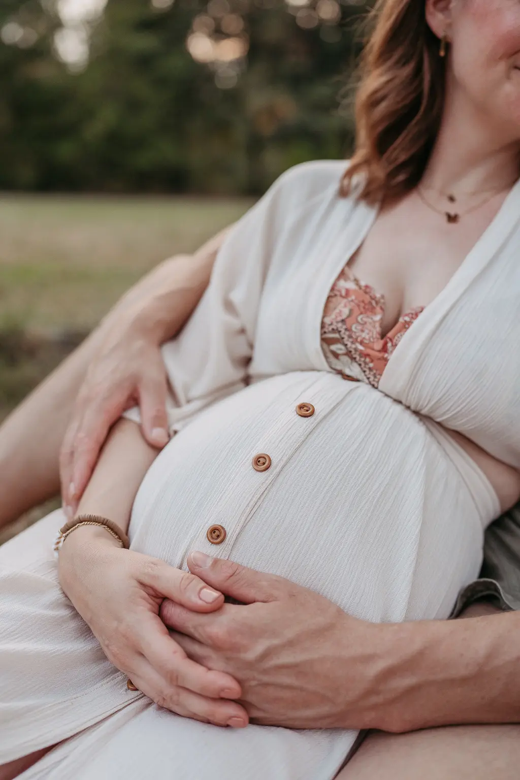 Glückliche Eltern mit ihrem Baby bei einem Newborn Shooting in Berlin