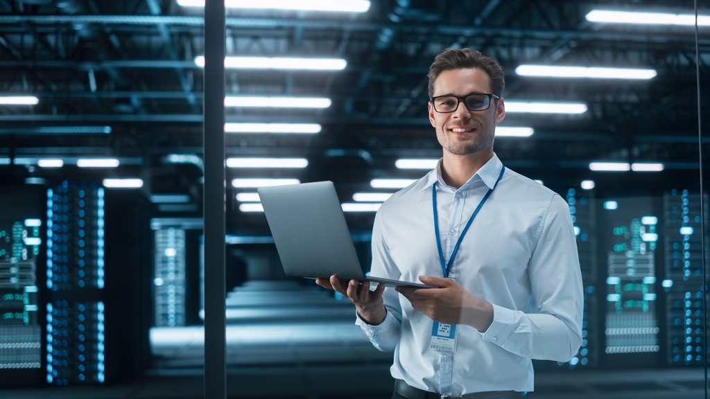  IT-Experte mit Laptop im Serverraum