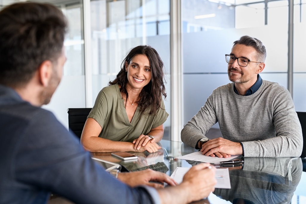 Gespräch zwischen drei Personen im Büro