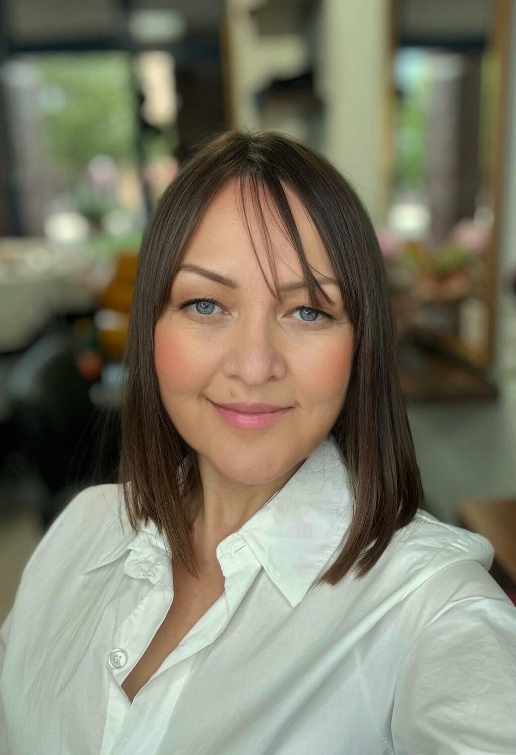 Portraitfoto von Friseurmeisterin Gulnara Julia Kahler in ihrem Friseursalon in Hamburg Schnelsen
