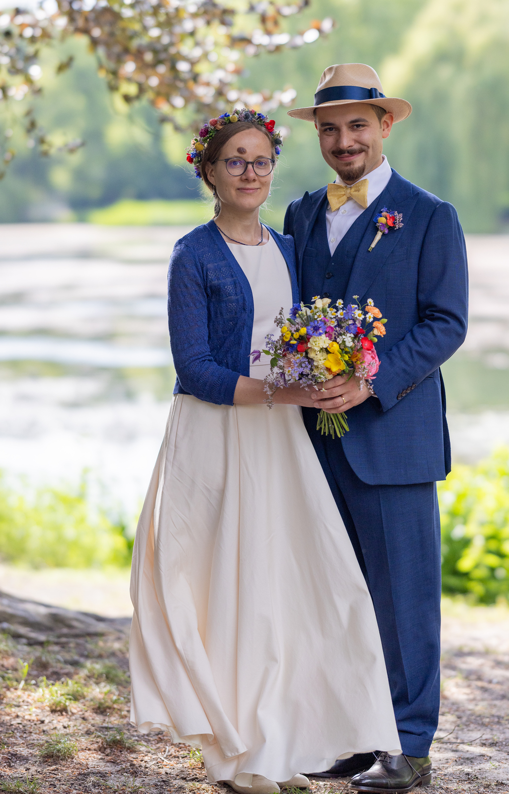 Brautpaar mit Blumenstrauß nach Berliner Hochzeit