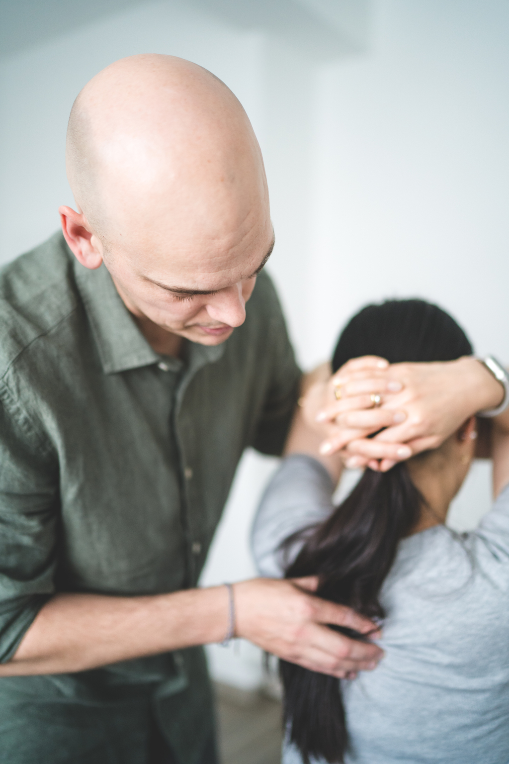 Frau mit Rückenschmerzen hält sich den unteren Rücken – sanfte chiropraktische Behandlung bei Move Chiropraktik in Frankfurt