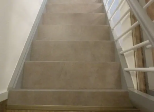 Renovierte Holztreppe im Treppenhaus