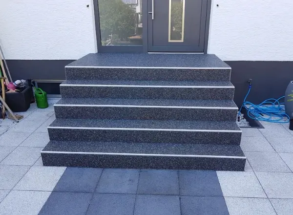 Außentreppe mit neuem Belag