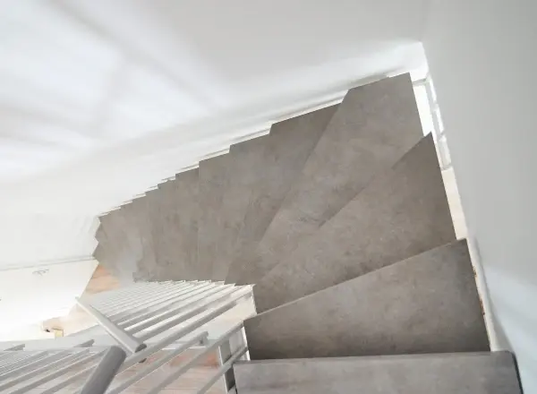 Offene Treppe mit neuen Blockstufen