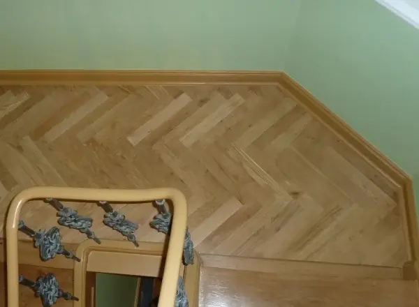 Aufgearbeitete Holztreppe