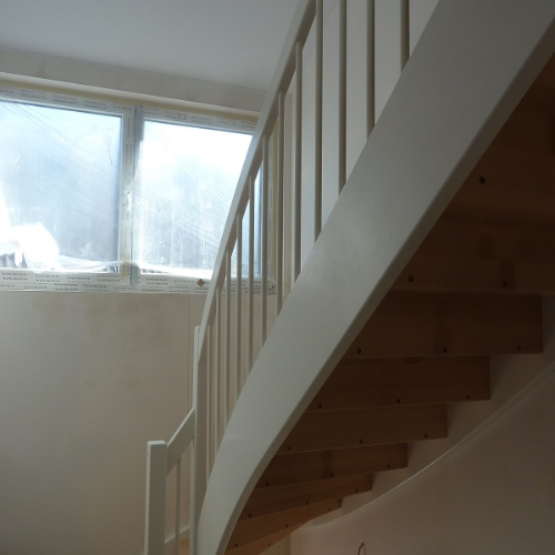 Neue Treppe mit Geländer