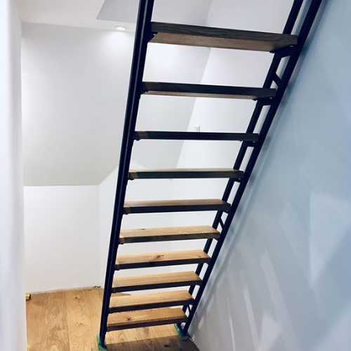 Offene Treppe mit Stahlwangen und Holzstufen