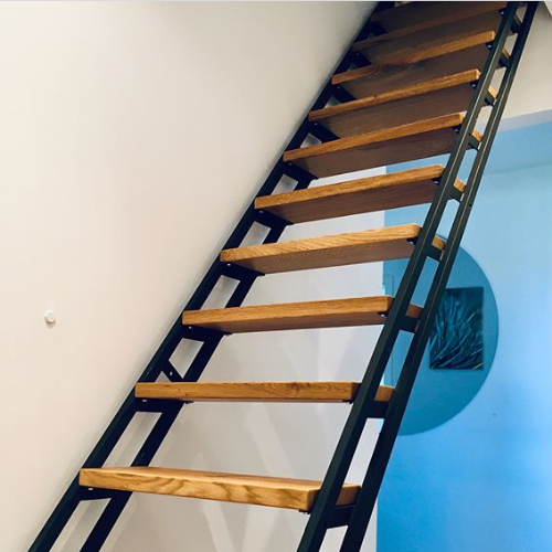 Offene Treppe mit Holzstufen