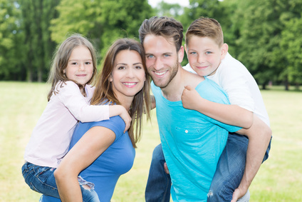 Mama und Papa tragen Kinder Huckepack