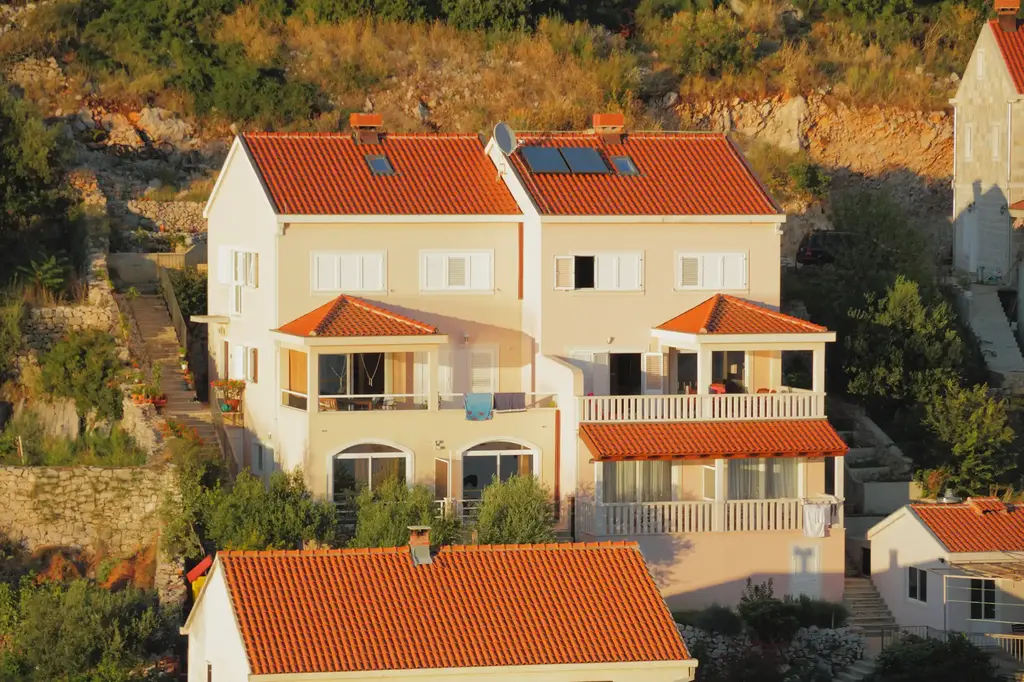 Doppelhaus am Berg in Kroatien