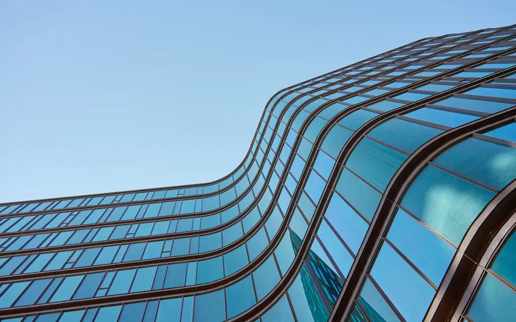 Geschwungene Gebäudefront mit vielen Fenstern