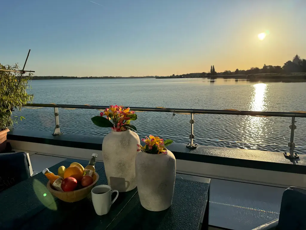 Sonnenuntergang über dem Wasser, Blick von der Terrasse.