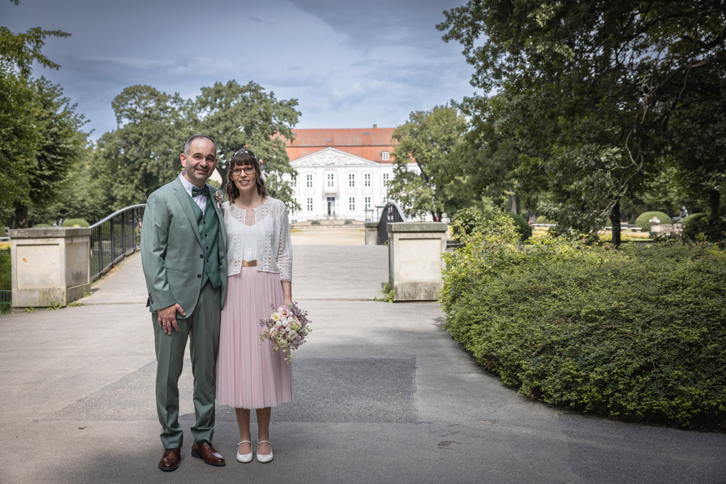 Pfarrer hält Predigt bei kirchlicher Hochzeit in Berlin
