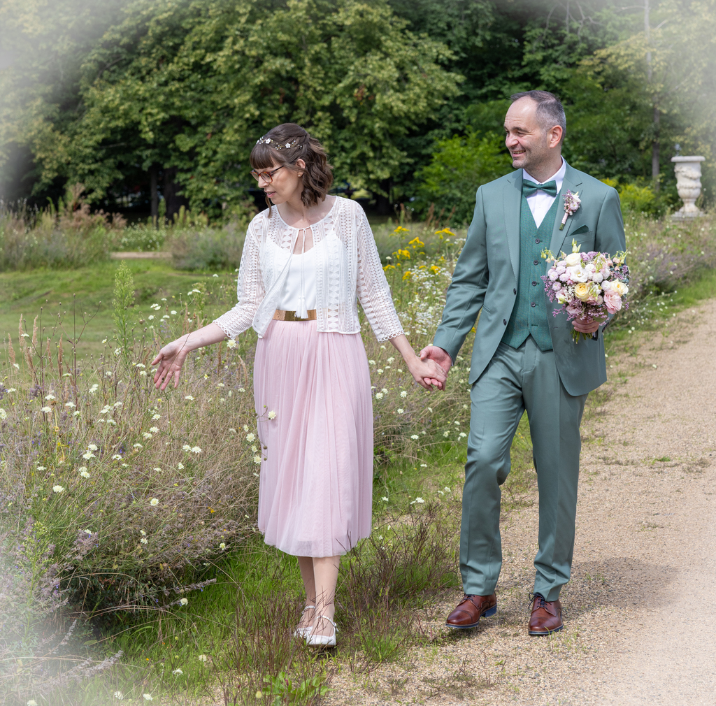 Brautpaar mit Blumenstrauß nach Berliner Hochzeit