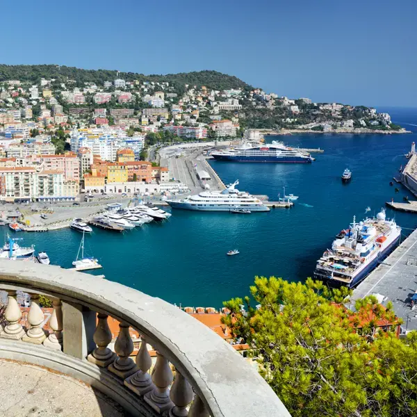 Foto vom Hafen von Nizza mit einigen kleineren Kreuzfahrtschiffen