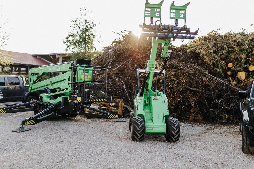 Arbeitsgeräte auf dem Firmenparkplatz