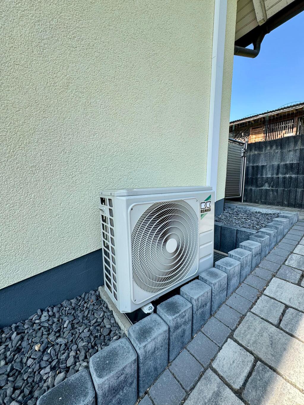 Außeneinheit einer modernen Lüftungsanlage zur Belüftung und Klimatisierung von Wohnräumen