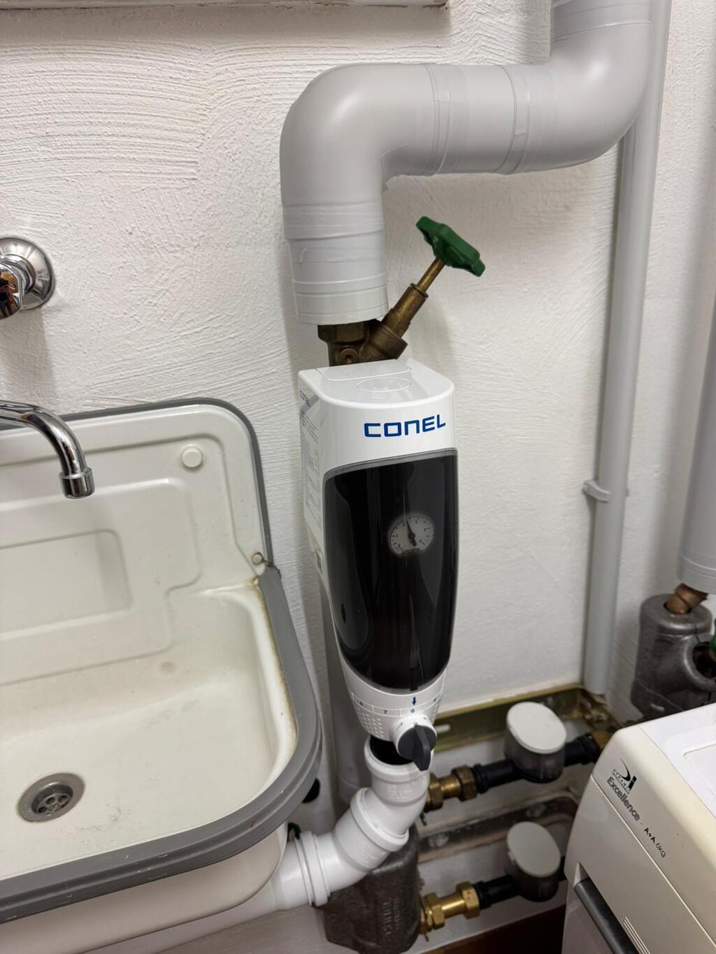 Moderne und sauber installierte Wasserinstallation mit neu verlegten Leitungen für effiziente Wasserversorgung