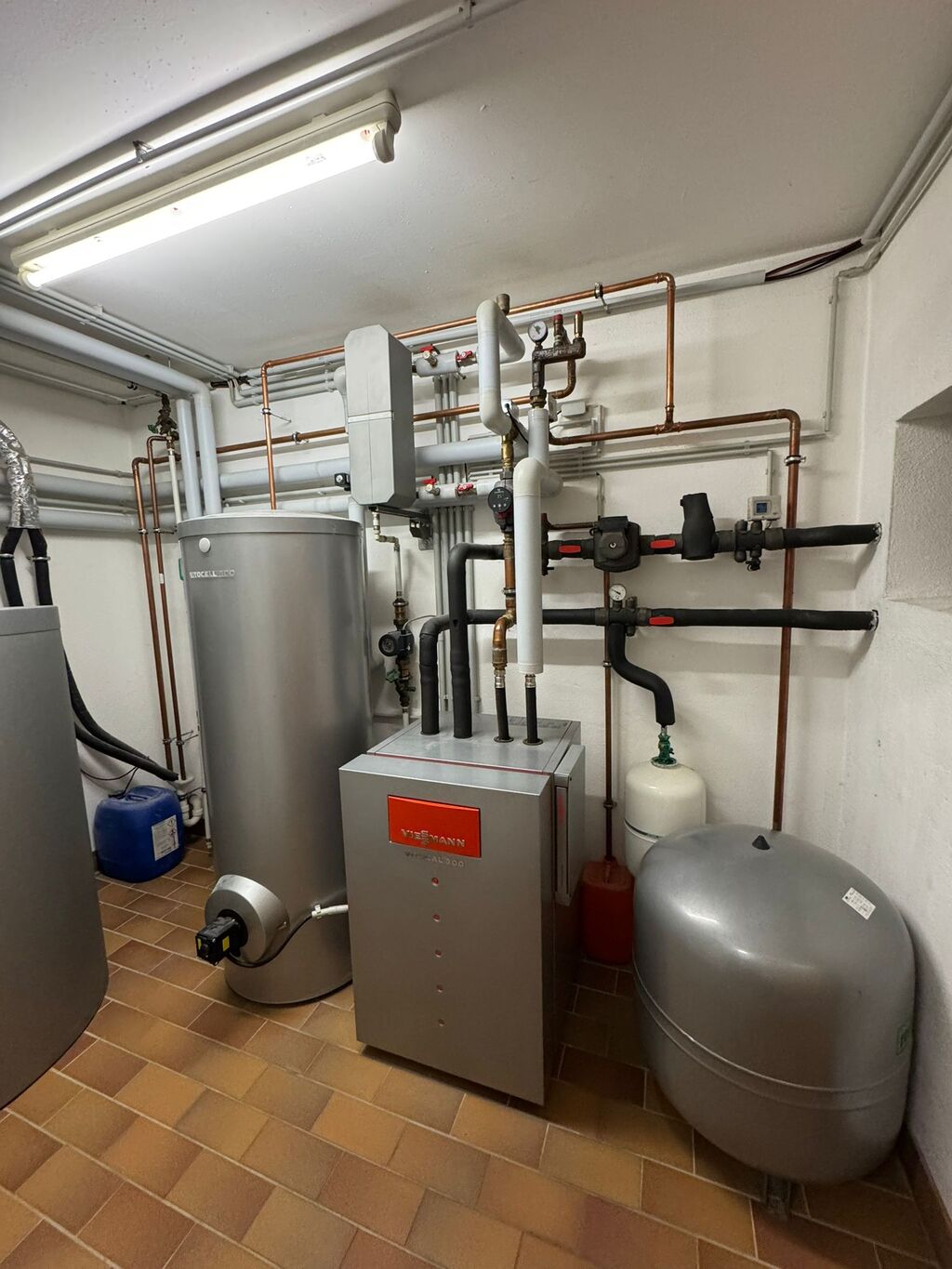 Alter Heizkessel im unsanierten Heizungsraum vor der Modernisierung durch Haustechnik Oppermann