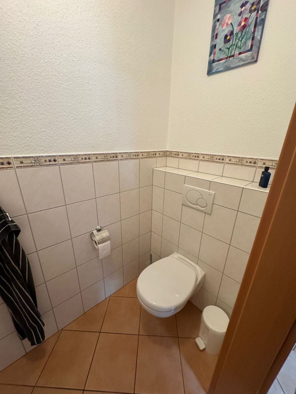 Badezimmer vor der Sanierung mit altem Waschbecken und kleinem Raum