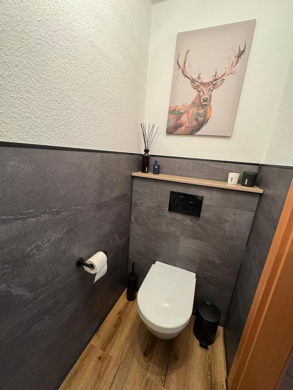 Badezimmer nach der Sanierung mit modernem Waschbecken und hellem Design