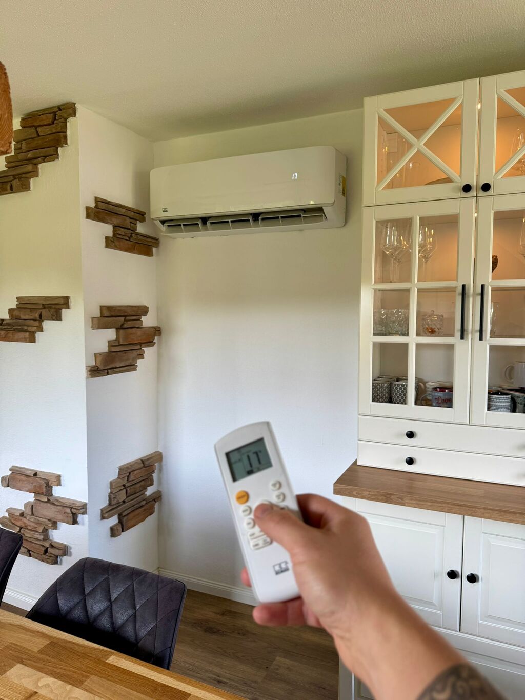 Modernes Wohnraumklima mit leistungsstarker Klimaanlage für gesundes Raumklima und Wohlfühlen