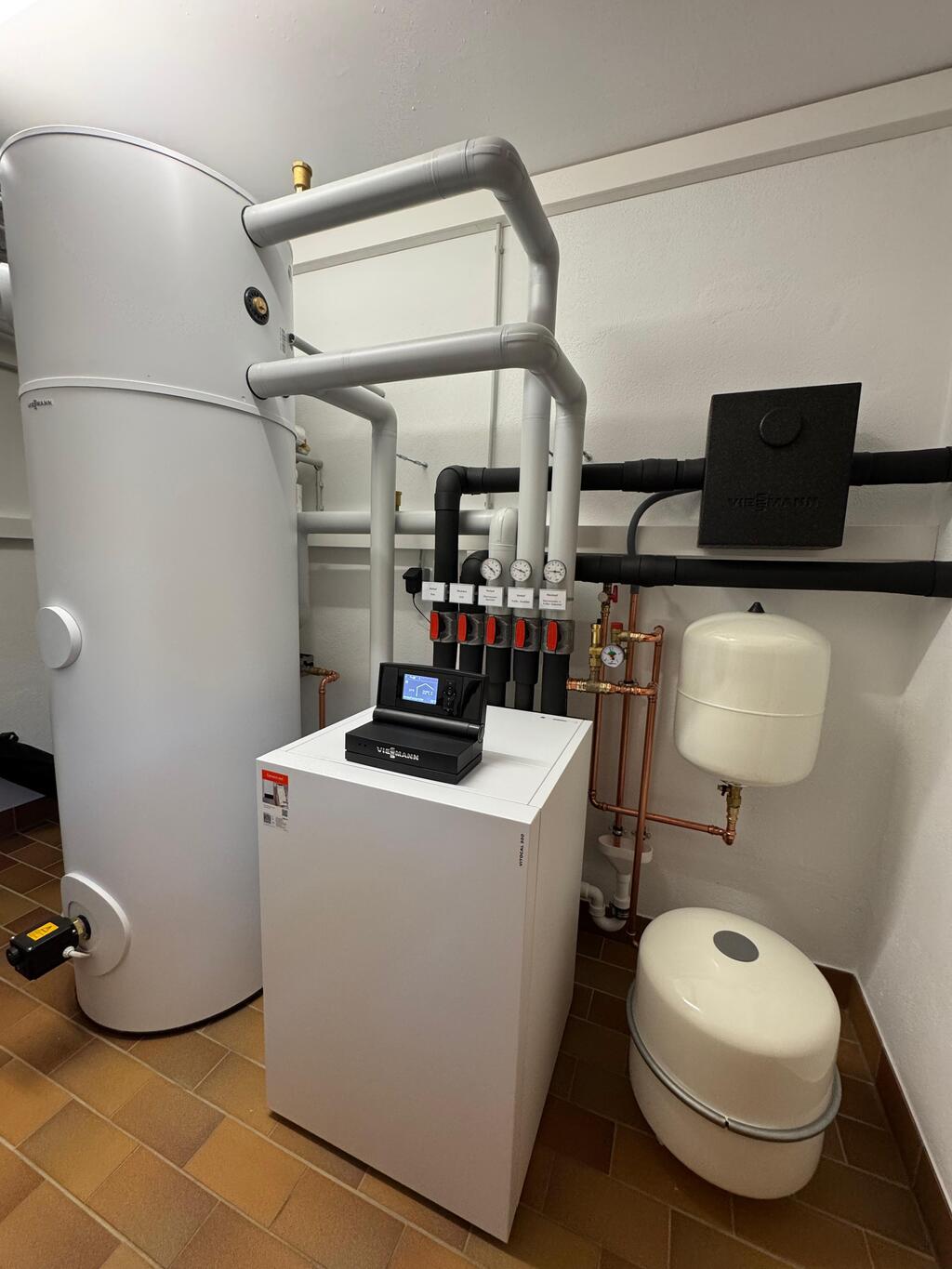 Moderner, energieeffizienter Heizkessel mit sauber installierten Leitungen nach der Sanierung durch Haustechnik Oppermann