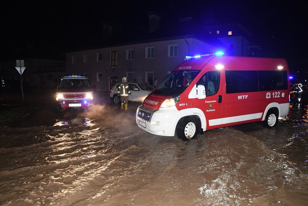 Assess heavy rainfall risks more accurately with early warnings for rising water levels and slope instabilities.