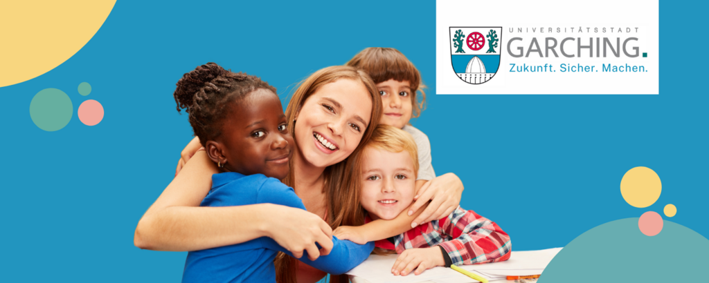 Zwei junge Fachkräfte stehen lächelnd vor dem Logo der Stadt Garching