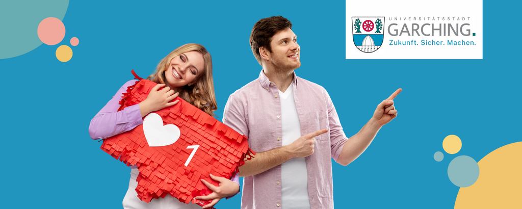 Zwei junge Fachkräfte stehen selbstbewusst vor dem Logo der Stadt Garching