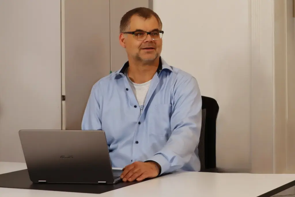 Armin der Frmengrüder am Schreibtisch