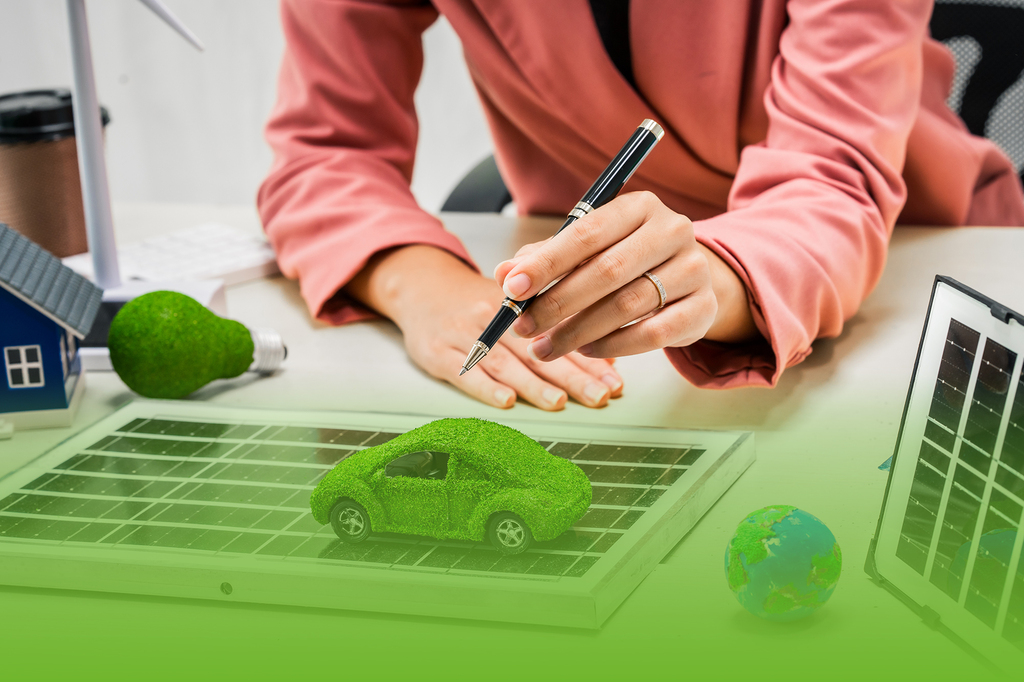 E-Mobility Beratung - Fachperson plant nachhaltige Ladeinfrastruktur mit grünem Elektroauto-Modell, Solarmodulen und Hausmodell