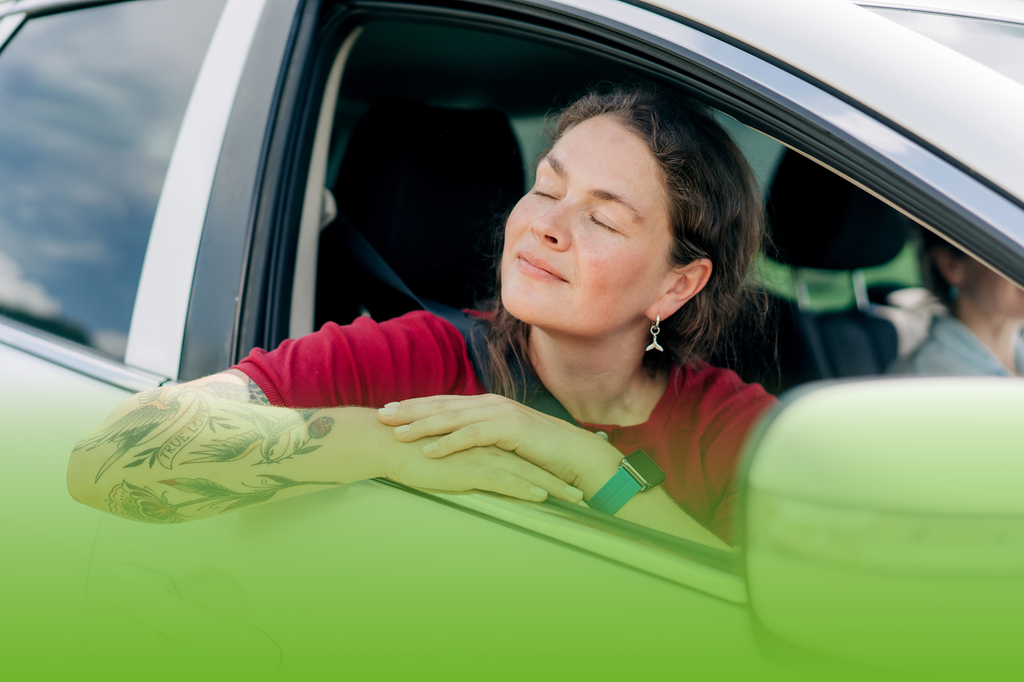 Zufriedene Kundin im Elektrofahrzeug - entspanntes E-Mobility-Erlebnis