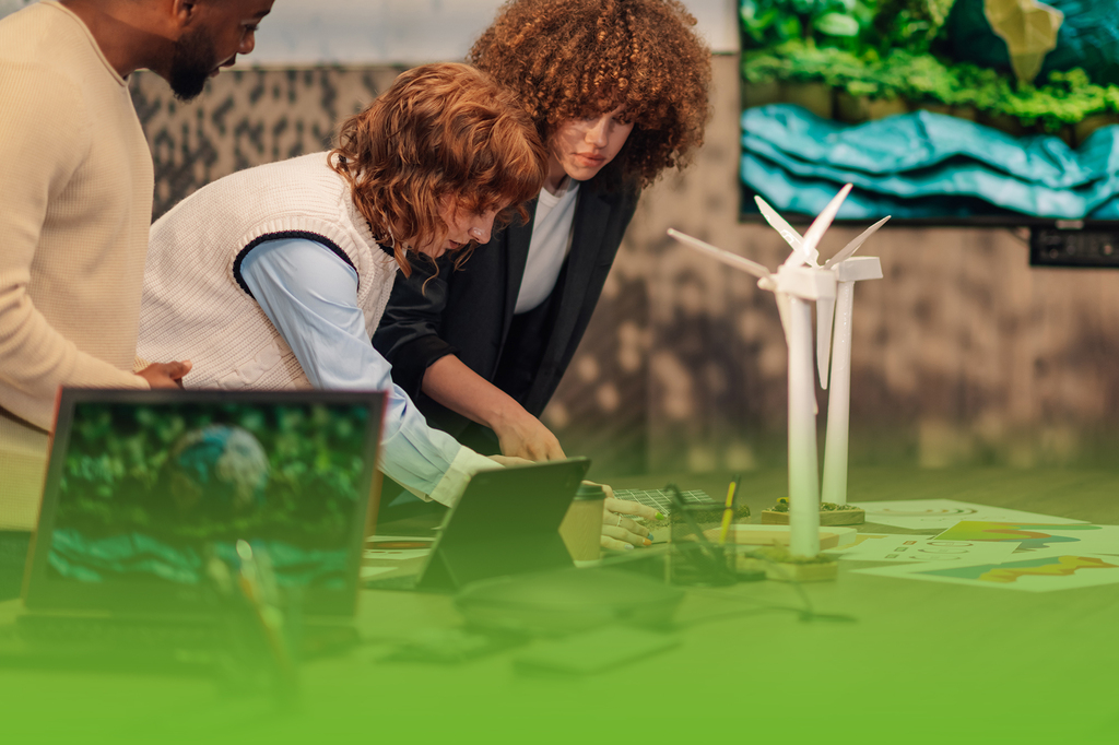 Mann und zwei Frauen betrachten Modell einer Windradanlage - die Region Altmark steht für nachhaltige Stromerzeugung