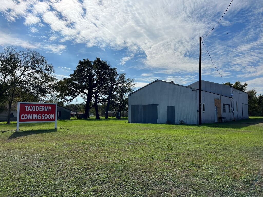 Front facing photo of Mounted Taxidermy building from Highway 6