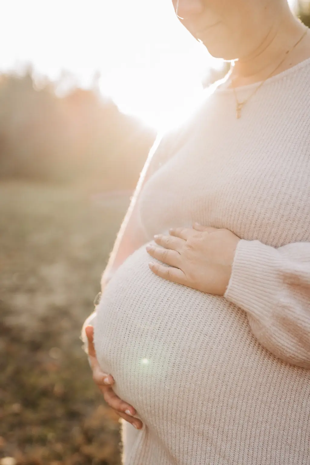 Ein glückliches Paar bei einem Schwangerschaftsshooting in Brandenburg. Die Familie erwartet ein Baby. 
