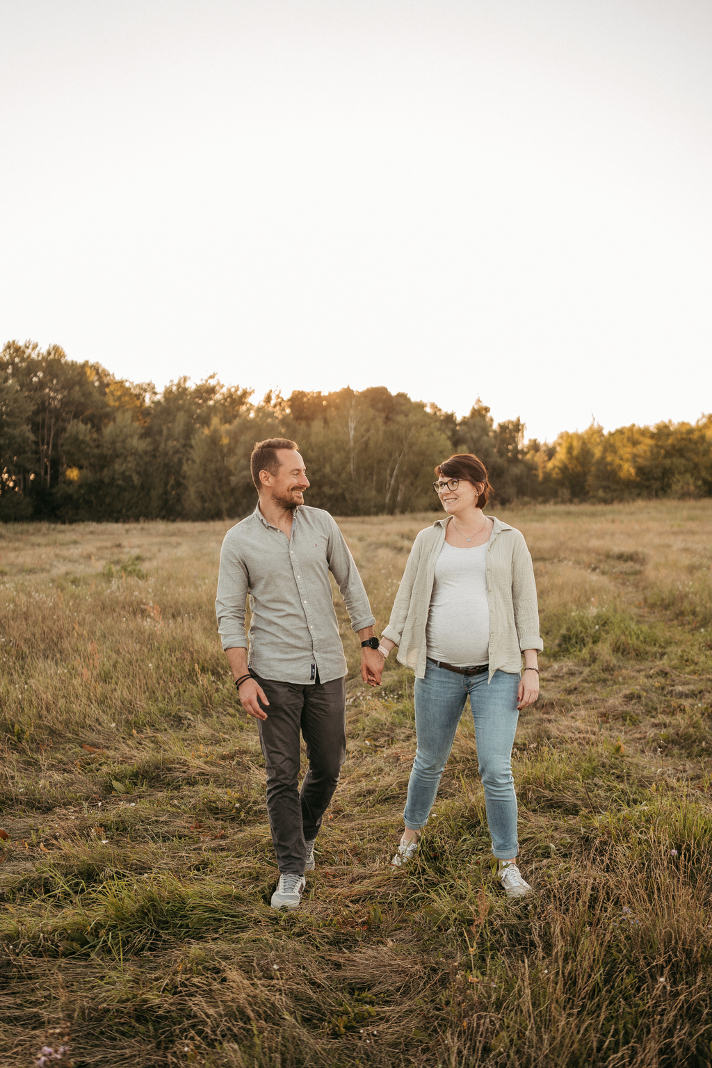 Eine schwangere Frau an einem schönen See während einem Babybauch-Shooting in Berlin. 