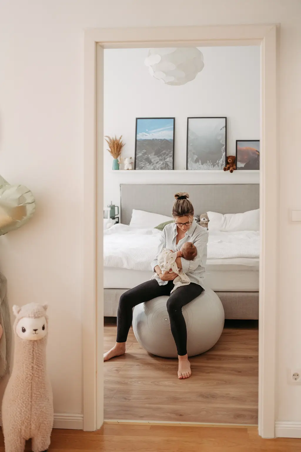 Glückliche Eltern mit ihrem Baby bei einem Newborn Shooting in Berlin