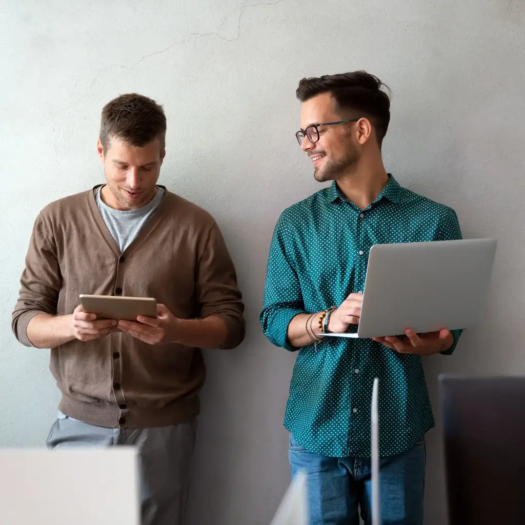 zwei Junge Männer mit Laptop und Tablet