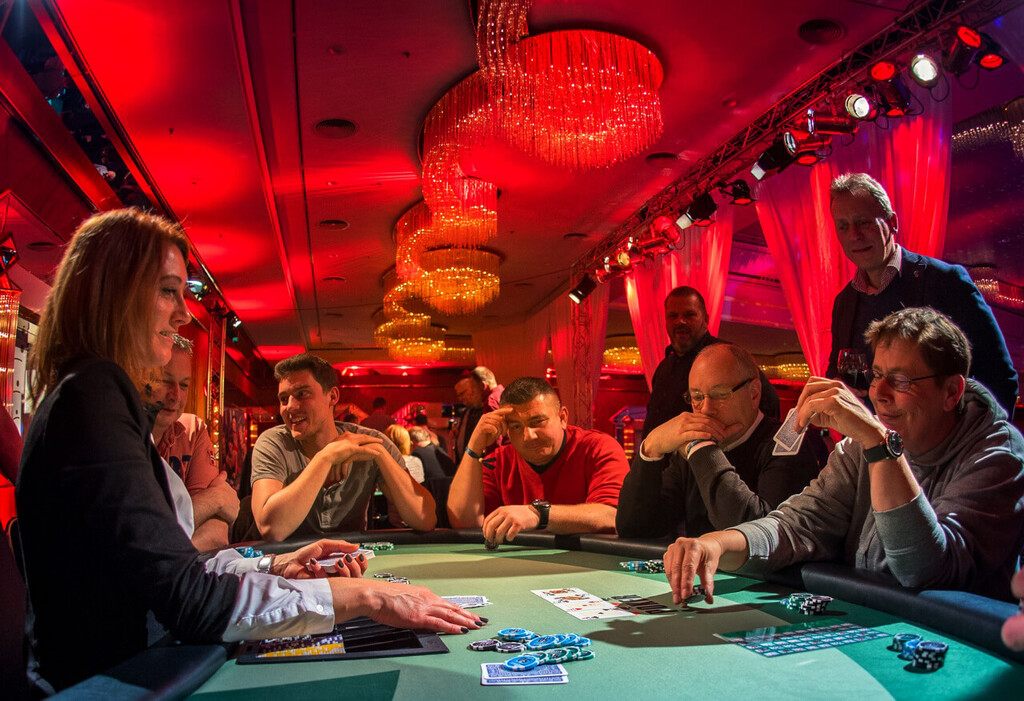 Gäste spielen Black Jack bei einem Casino-Event in stimmungsvoller Veranstaltungslocation