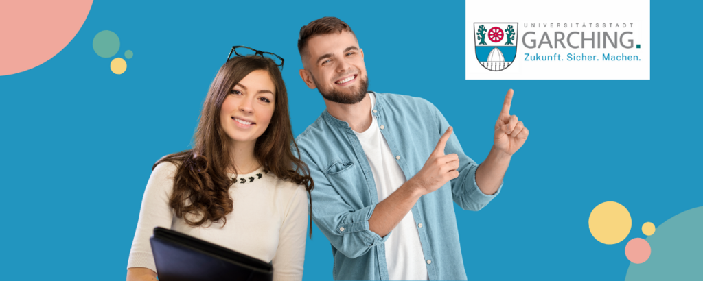 Zwei junge Fachkräfte stehen lächelnd vor dem Logo der Stadt Garching