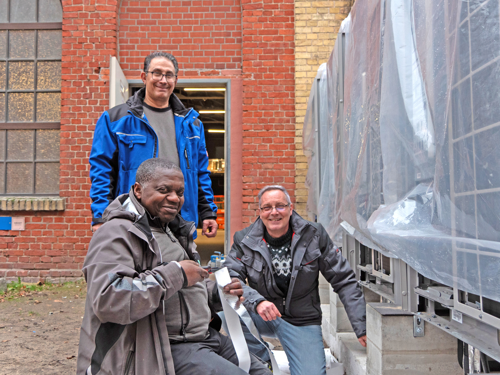 CALOR ENERGY SHK-Team in Berlin, neben vier Wärmepumpen-Außengeräten