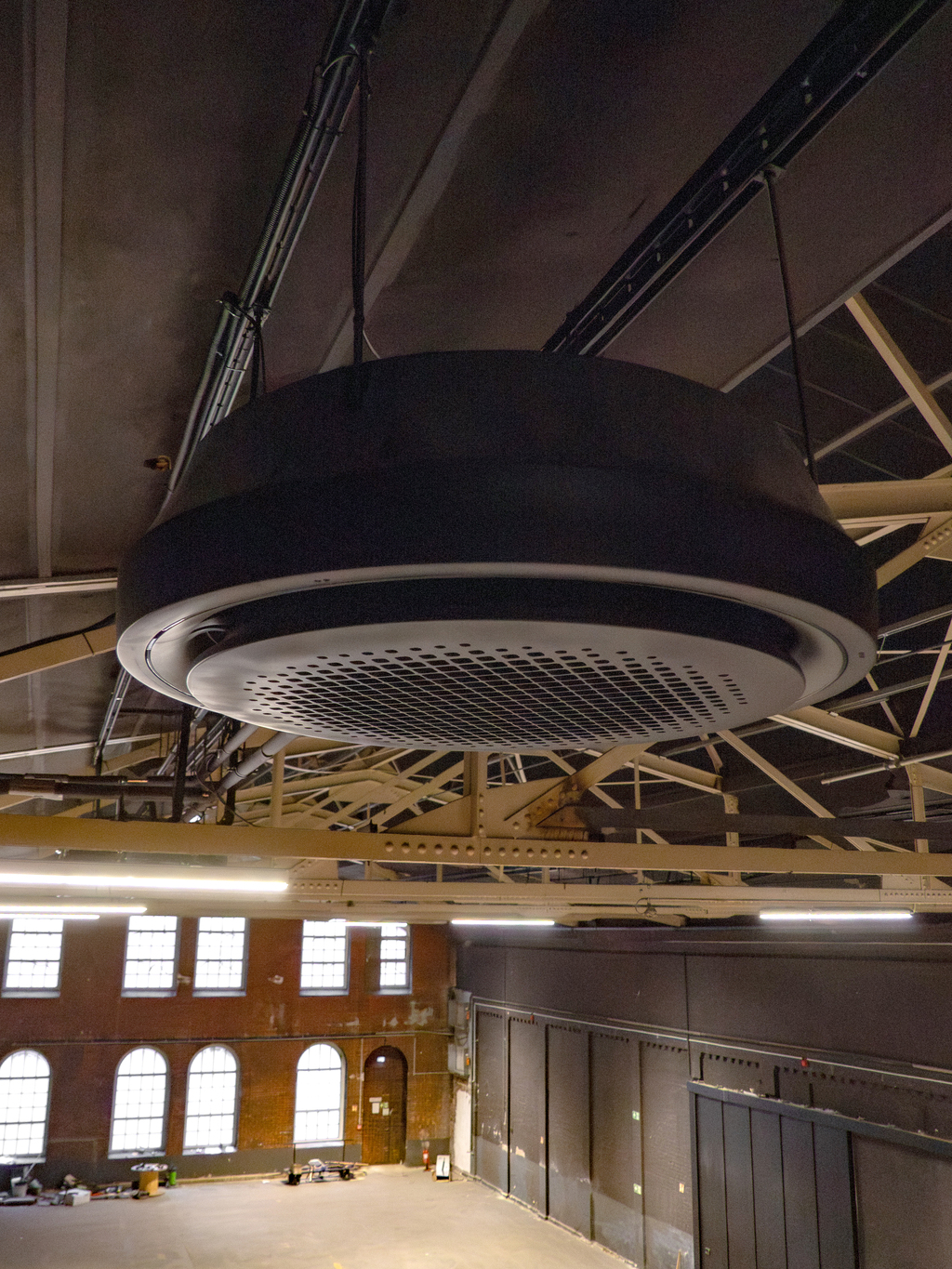 Wärmepumpen-Decken-Kassette, schwarz lackiert, an der Decke einer historischen Fabrikhalle