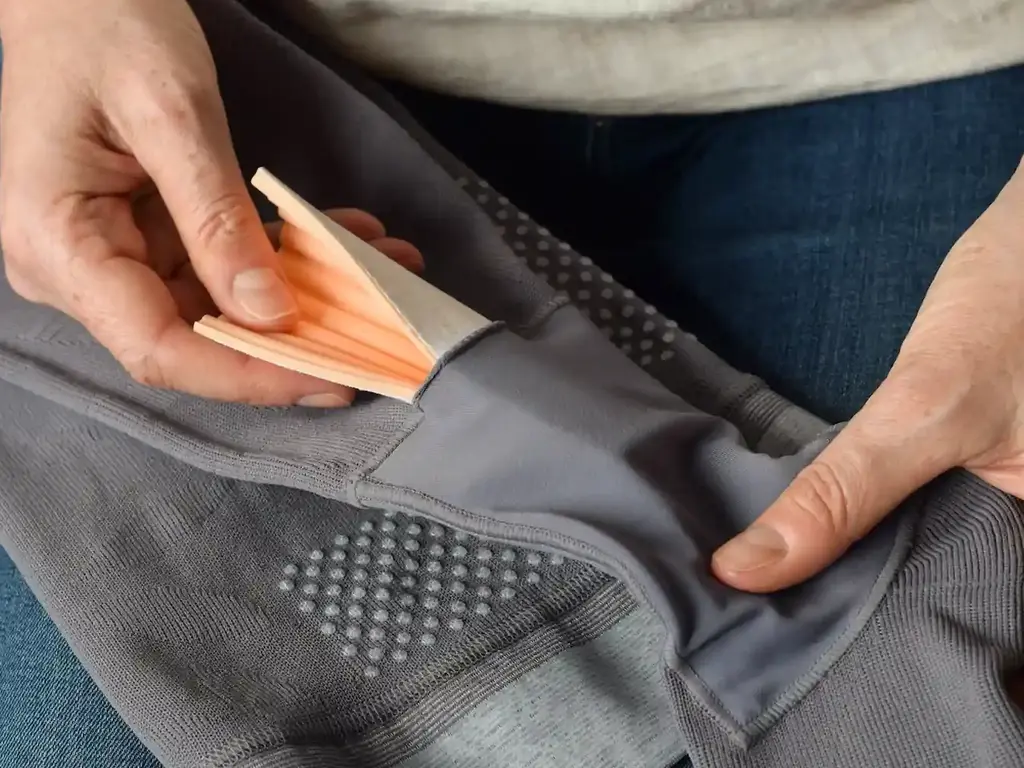 Kpmpressionsbinde wird vorbereitet