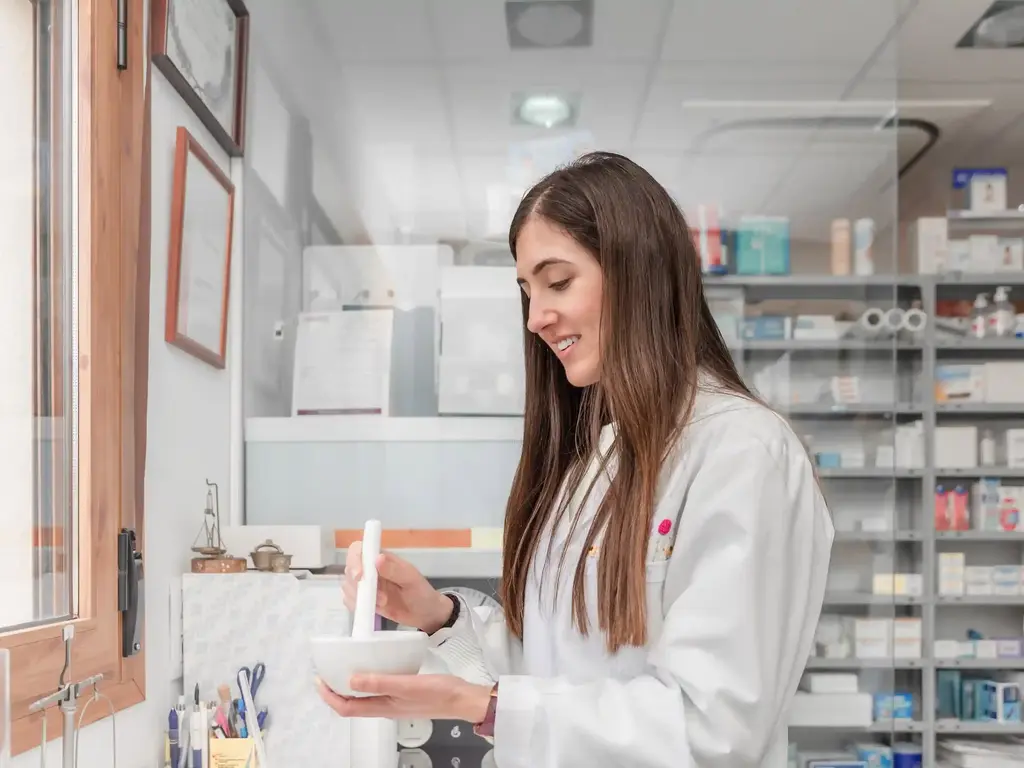 Apothekenmitarbeiterin stellt Rezeptur her