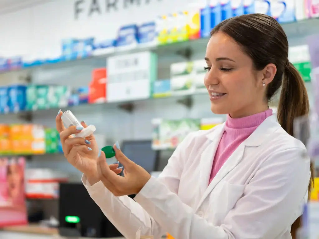 Apothekenmitarbeiterin hält Inhalator in Händen