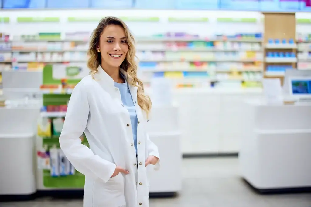 Mitarbeiterin Apotheke lächelt und schaut in Kamera