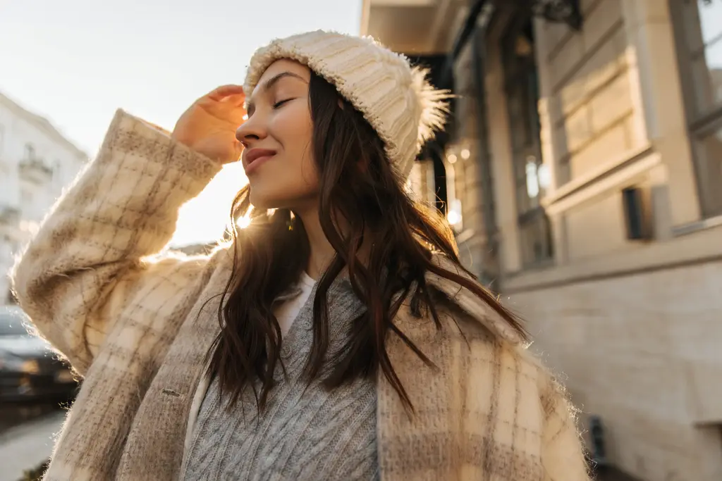 Apothekenmitarbeiterin stellt Rezeptur her